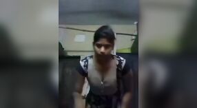 Indyjski dziewczyna z duży piersi sztuki z sama w a nagi wideo 3 / min 10 sec