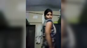Indyjski dziewczyna z duży piersi sztuki z sama w a nagi wideo 3 / min 20 sec