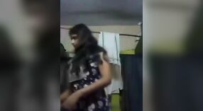 Indyjski dziewczyna z duży piersi sztuki z sama w a nagi wideo 3 / min 30 sec