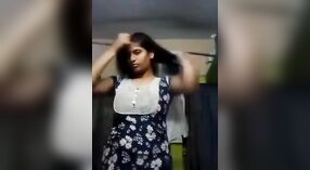 Indyjski dziewczyna z duży piersi sztuki z sama w a nagi wideo 3 / min 40 sec