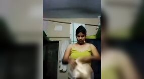 Indisch meisje met grote borsten speelt met zichzelf in een Naakt video 0 min 0 sec