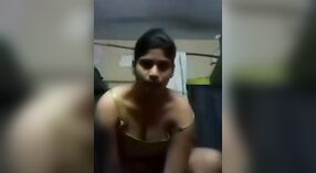 Indiano ragazza con grande seni giochi con se stessa in un nudo video 0 min 30 sec