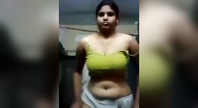 Indiano ragazza con grande seni giochi con se stessa in un nudo video 0 min 40 sec