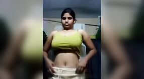 Indyjski dziewczyna z duży piersi sztuki z sama w a nagi wideo 0 / min 50 sec