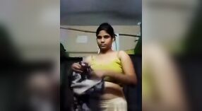 Gadis India dengan payudara besar bermain dengan dirinya sendiri dalam video telanjang 1 min 10 sec