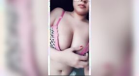 Сексуальная белая девушка Мехак Раджпут из Пакистана демонстрирует свои большие сиськи 2 минута 50 сек