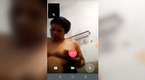 Mujer casada se entrega a una sesión de baño de vapor en la cámara 1 mín. 20 sec