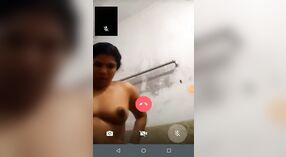 Mujer casada se entrega a una sesión de baño de vapor en la cámara 1 mín. 40 sec