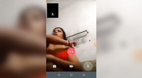 Donna sposata indulge in una sessione di bagno di vapore sulla macchina fotografica 1 min 50 sec