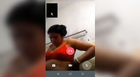 Une femme mariée se livre à une séance de bain torride devant la caméra 2 minute 00 sec