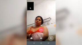 Une femme mariée se livre à une séance de bain torride devant la caméra 2 minute 10 sec