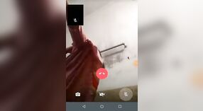 Mujer casada se entrega a una sesión de baño de vapor en la cámara 2 mín. 20 sec