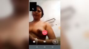 Une femme mariée se livre à une séance de bain torride devant la caméra 1 minute 00 sec