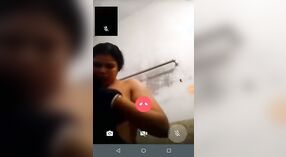 已婚妇女沉迷于摄影机上的一个热气腾腾的浴室会议 1 敏 10 sec