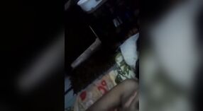 Pareja desi disfruta de un sonido hindi claro mientras se complacen mutuamente los coños 1 mín. 50 sec