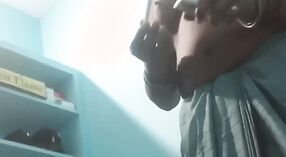 Bhabhi dipukul sadurunge menehi blowjob 1 min 00 sec