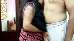 Bhabhi uit India geeft een close-up blowjob in deze stomende video 0 min 0 sec