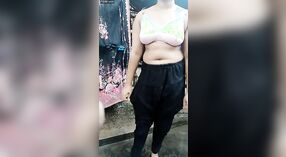 Süße indische Studentin zeigt ihren nackten Körper und ihre Brüste im Badezimmer 4 min 50 s