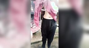 Süße indische Studentin zeigt ihren nackten Körper und ihre Brüste im Badezimmer 5 min 20 s