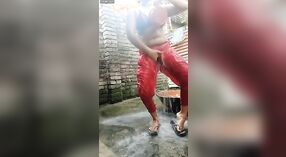 Carino Indiano studente flaunts lei nudo corpo e tette in il bagno 0 min 50 sec