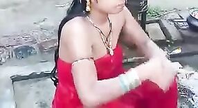 Gadis Desi India menikmati atasan terbuka di kamar mandi 2 min 00 sec