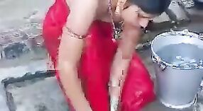 Indian Desi dziewczyna cieszy się otwartą górę w duszy 3 / min 00 sec