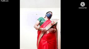 Tante Divya est magnifique dans un sari rouge et des talons 0 minute 0 sec