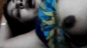 Riya Bhabhis Muschi und Brüste werden in einem dampfenden Video erkundet 0 min 0 s
