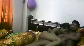 Бенгальская красотка раздевается и пачкается на веб-камеру 0 минута 0 сек