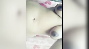 年轻的黑色美女在镜头上顽皮 0 敏 0 sec