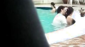 Indiano coppia gode piscina sesso in steamy video 0 min 0 sec