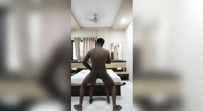 Le sexe dans une chambre d'hôtel avec deux amis se termine par une pipe passionnée de MMS 2 minute 20 sec