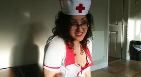 Jill, la esposa india, es una enfermera sexy en este video humeante 2 mín. 50 sec