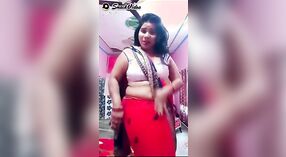Hot bhabi in shorts shows off her big belly button 2 min 00 sec