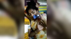 Naga nagość i piersi sprzęgła grać z Cute żonaty Bhabi 2 / min 00 sec