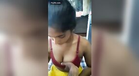 Nudité Nue et Jeu d'embrayage de Poitrine avec un Bhabi marié Mignon 0 minute 40 sec