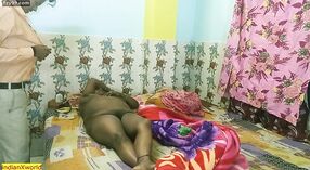 Jonge Indiase dokter voldoet aan de verlangens van zijn patiënt met gepassioneerde seks 2 min 00 sec