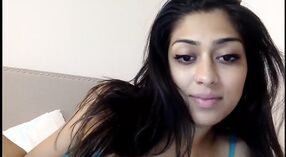 La sexy Indienne khusbo exhibe son corps devant sa webcam 11 minute 20 sec