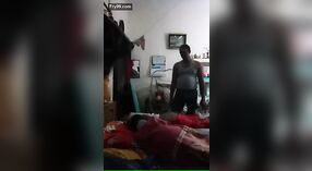 Pasangan India memfilmkan pertemuan erotis mereka di tengah malam 0 min 0 sec