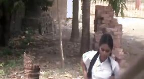 Un mec apprend les ficelles du métier à une écolière dans cette vidéo torride 0 minute 40 sec