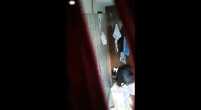 La hora del baño oculto de Desi bhabhi captada por la cámara 4 mín. 20 sec