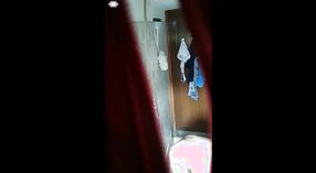 La hora del baño oculto de Desi bhabhi captada por la cámara 8 mín. 20 sec