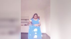 Тетушка принимает ванну с толстухой, говорящей по-тамильски 1 минута 30 сек