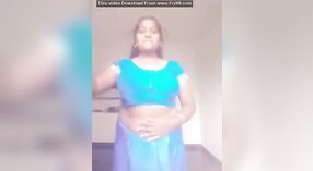 Badezeit der Tante mit einem tamilisch sprechenden fetten Mädchen 0 min 0 s