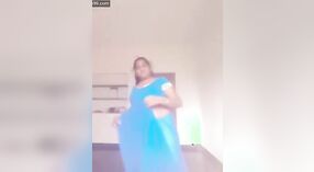 Тетушка принимает ванну с толстухой, говорящей по-тамильски 0 минута 30 сек
