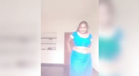 Badezeit der Tante mit einem tamilisch sprechenden fetten Mädchen 0 min 40 s