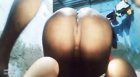 O primeiro vídeo de sexo anal da mulher Desi capta a sua excitação 5 minuto 00 SEC