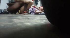 Casal apanhado a fazer sexo no chão no sul 0 minuto 0 SEC