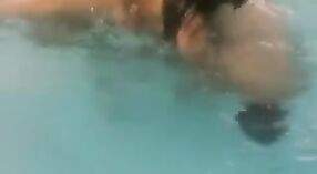 パキスタンのカップルは、プールでヌードでいたずらになります 0 分 0 秒