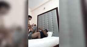 Grande saque bebê Mallu recebe danadinho ligar topo de uma enorme preto monstro pênis 0 minuto 40 SEC